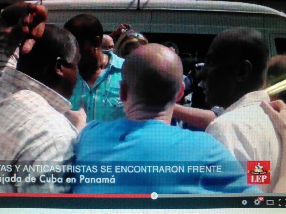 El Mayor Capote da instrucciones a otros tres oficiales de la inteligencia de los comunistas cubanos