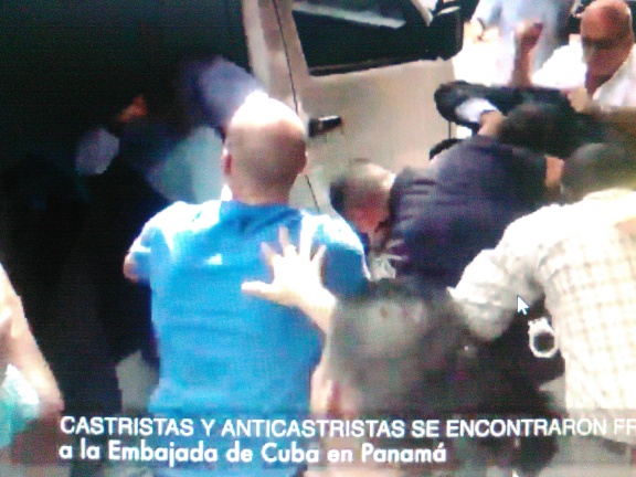 Despus de saltar desde el pick up, el Mayor Capote centra sus golpes en "Antunez" y Orlando Gutirrez